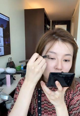 闪闪花花逾期，真的没整容,只是换了个眼妆的说说 配图06