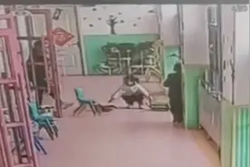 山东临沂一幼儿园监拍老师踹儿童，警方介入，园长：当天开除老师