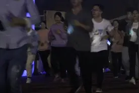 高校将跑步计入成绩，学生持多部手机代跑视频封面