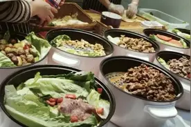 大学食堂牛肉饼窗口火爆：肉多价廉视频封面