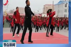 哈尔滨：保安大叔带领全校跳操 舞姿魔性很带劲视频封面