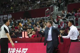 乱吹哨裁判成“明星”肯帝亚主场连续“被欺负”图片