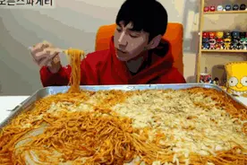 沈阳一“吃播”直播前去世！半年狂吃肉体重280斤，网友：他太实在图片