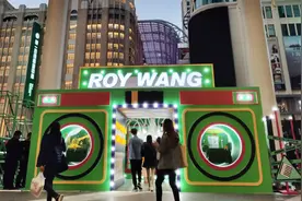 应援是门技术活！庆祝王源生日 粉丝在南京路步行街办了一场展览