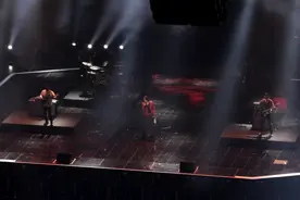 天猫双11狂欢夜《声入人心》阿云嘎郑云龙与黑豹乐队合作演唱《无地自容》图片
