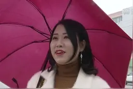 冷空气来袭！甘肃多地区出现降温降雪，外出行人纷纷加衣戴口罩视频封面