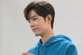 高人气也有硬实力！肖战加盟《我们的歌》，工作人员大赞唱功视频封面