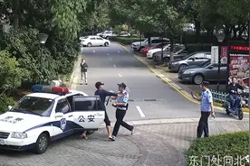 外卖小哥犯浑！为抢2分钟，挥拳打晕保安，掰折民警手指图片