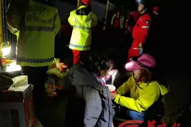 女子赌气带6岁女儿爬秦岭子午峪被困 30多人雨夜上演惊心救援图片