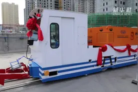 无人驾驶电机车亮相兰州 或将接替危险工作岗位视频封面