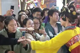 景区“女不倒翁”走红：常被游客求牵手视频封面