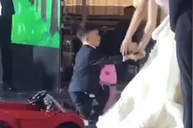 单膝跪地给姐姐送婚戒！4岁花童笑翻全场视频封面