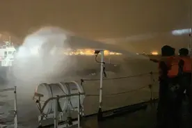 雷霆出击！上海海警水炮压制涉嫌走私船舶视频封面