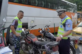 广州南浦五类车横行，执法部门1小时抓20台，非法摩托车居多视频封面