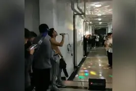 高校大屏幕直播FPX夺冠，男寝沸腾