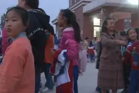 小学推“延时服务”，家长先质疑后推崇视频封面