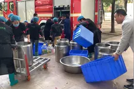 高中突然停水，消防送6吨水供应食堂视频封面