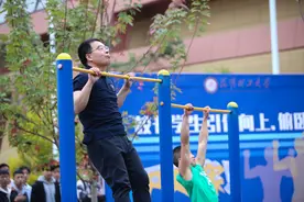 昆工运动会现场燃爆 校长与学生PK引体向上 俯卧撑图片