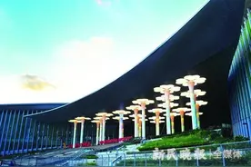 夜上海·买手丨“进博同款”已经上架 离“四叶草”最近的“剁手点”笑迎宾客图片
