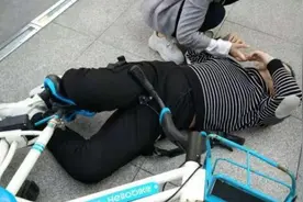 11岁男孩骑哈啰单车摔倒，车把扎进大腿视频封面