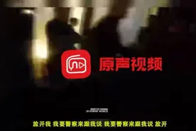 汕头KTV门口醉酒男子看路人不顺眼拿酒瓶就砸！被警方带回调查视频封面
