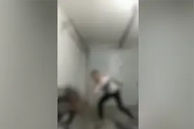 下手极重！男子车库内遭人殴打，被逼下跪叫爸爸，警方：已抓一人视频封面