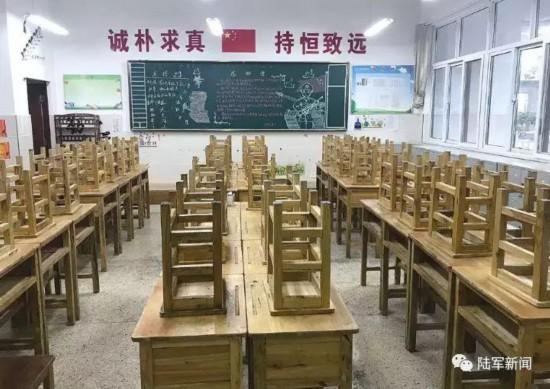 写下“超燃板书”，“最可爱的人”传递着最温暖的故事