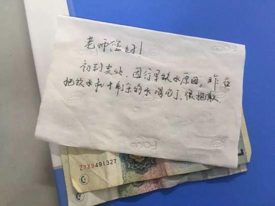 写下“超燃板书”，“最可爱的人”传递着最温暖的故事