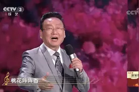 回声嘹亮：著名歌唱家蒋大为献唱《桃花依旧笑春风》，圈粉全场视频封面