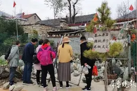 泰安一农家院里石头堆满地，游客还有泰山石可以购买？图片