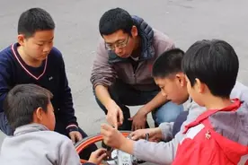 六年级小学生拆了一辆摩拜单车...图片