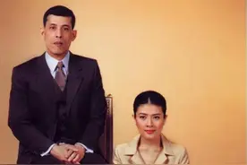 "西米拉母子穿亲子装出访，4个侍卫跪着保护，身份尊贵羡煞旁人"图片