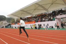 高校运动会新项目：学生“踩高跷”狂奔