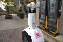 西安一小区“机器人保安”上岗 24小时巡逻视频封面