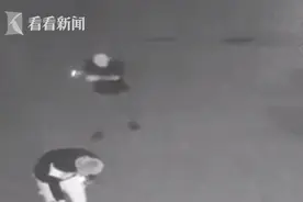 凌晨广场上一道白光“拔地而起”监控拍下“诡异”一幕图片