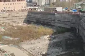 济南出让一宗地， 8年只建了一个“坑”视频封面
