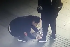 孕妇弯腰不便，公交站务长帮其系鞋带视频封面