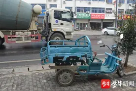 正在维修的电三轮突然冲上了马路，好像是要和搅拌车同归于尽图片