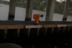 环卫工将垃圾倒入河流保护区，处理结果来了：涉事员工已开除！视频封面