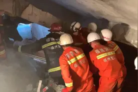 悲恸！福州一消防员在灭火救援中壮烈牺牲视频封面