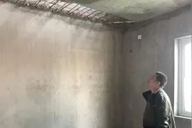 砸穿地板发现厚度不足7厘米，业主质疑视频封面