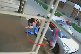 监控曝光！8岁男孩勇斗劫匪保护妈妈 被推倒后立刻爬起狠踹歹徒