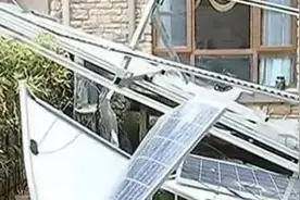 祸从天降！光伏电站从3楼屋顶掉下，房屋被毁谁来担责？图片