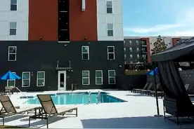 美国22岁醉酒护士不慎从四楼跌落奇迹生还图片