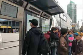 下一班公交车挤不挤？上海推出智能预报系统视频封面