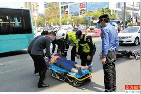 护送老人、救助伤者“暖男”城管乐于助人图片