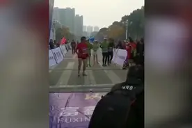 “铜陵半马比慢”最后一名选手道歉：2年内不参加马拉松比赛视频封面