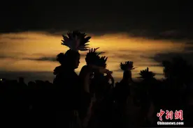 美洲原住民感恩节日出仪式在旧金山“恶魔岛”举行图片
