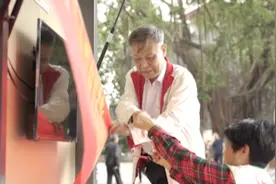 广州大叔当“红娘”十年！义务为单身男女牵红线，不收红包不收礼视频封面