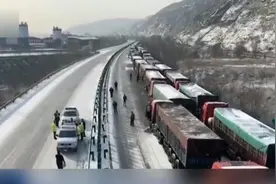 陕西强降雪致多条高速被管制,数百辆车滞留,交警为司机送热水驱寒视频封面